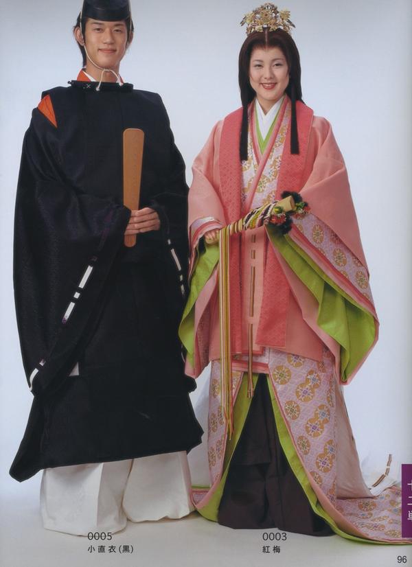 这难道不是日本平安王朝起流行的女性大礼服,"十二单"吗?