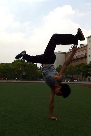 如何制定健身计划完成单手倒立撑的目标? - 健