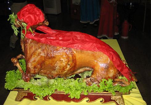 馕坑肉:和烤肉的主要区别是块更大,烟熏味更浓.