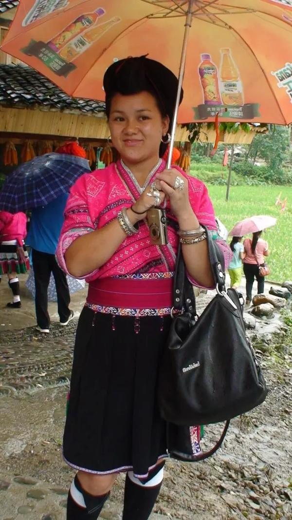 红瑶即是瑶族众多支系文化中的一支,以女性传统服装红色绣衣而得名.