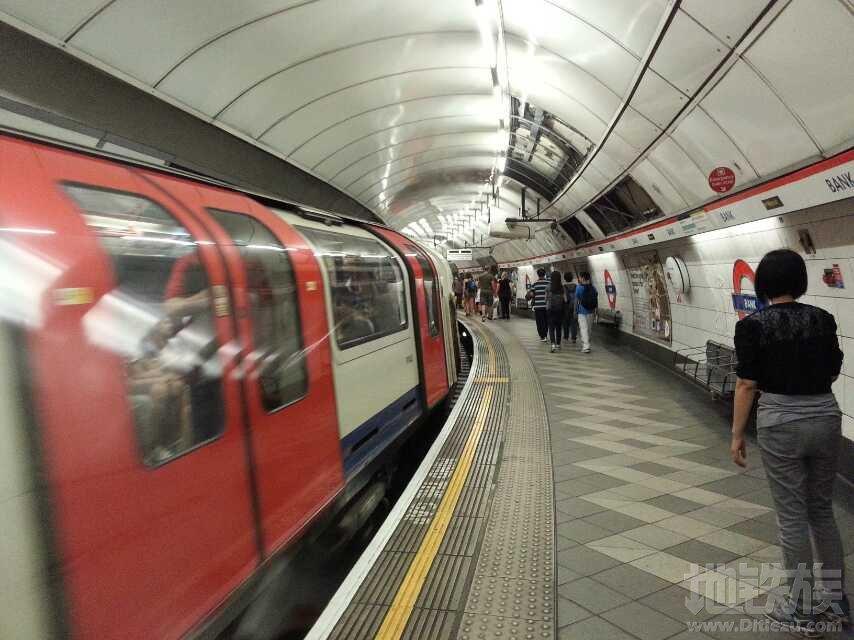 地铁上的提示语 mind the gap 是什么意思?