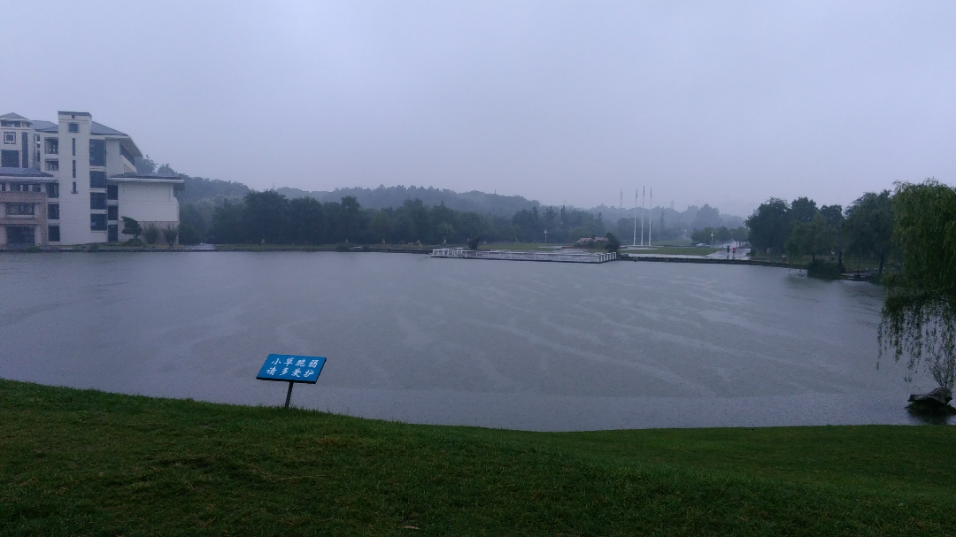 下雨的时候湖面为什么会变成这样?