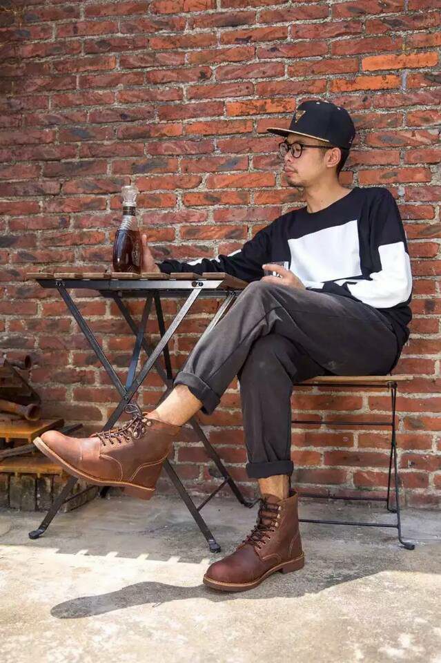 告别学生时代开始工作的男青年,告别运动鞋后