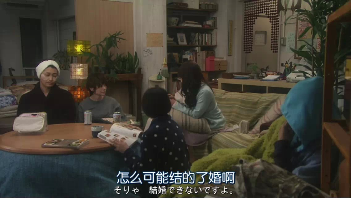 一位女性经常和男性打闹、被人占便宜从来不生