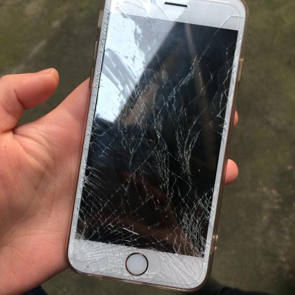 iphone12碎屏照片,苹果12摔坏的真实图片 新买的苹果手机不小心屏幕碎了该如何调整心情?
