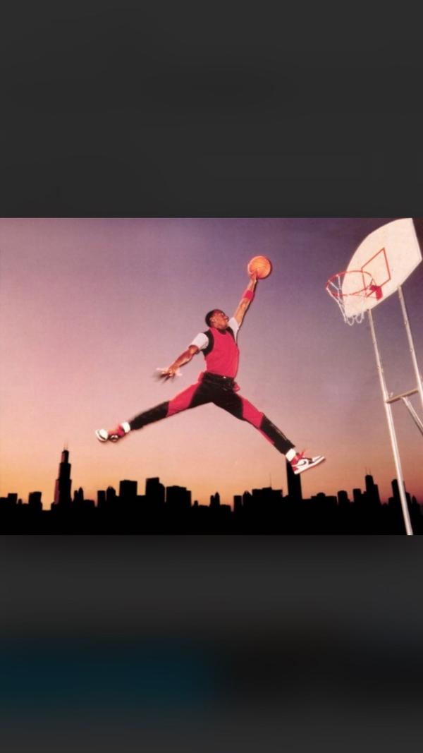 众所周知,aj jumpman logo来自于当年著名的广告照片"飞跃芝加哥"