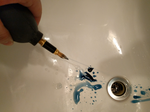 请问没有上墨器只有墨囊的钢笔怎么清洗