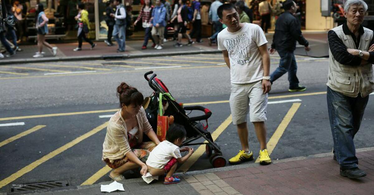怎样看待大陆夫妻因为男童在香港街头大便被拍,与港人