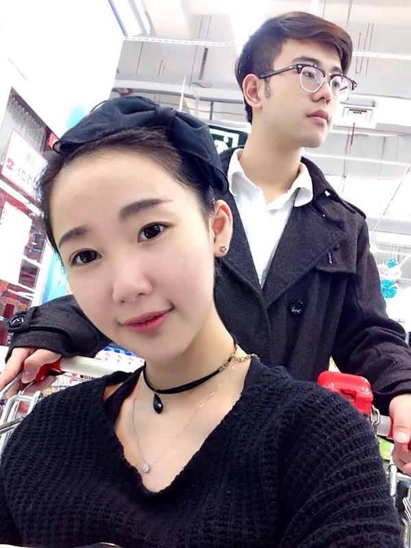 像电影电视剧里的女主一样坐在购物车里被男朋友推着跑来跑去是一种