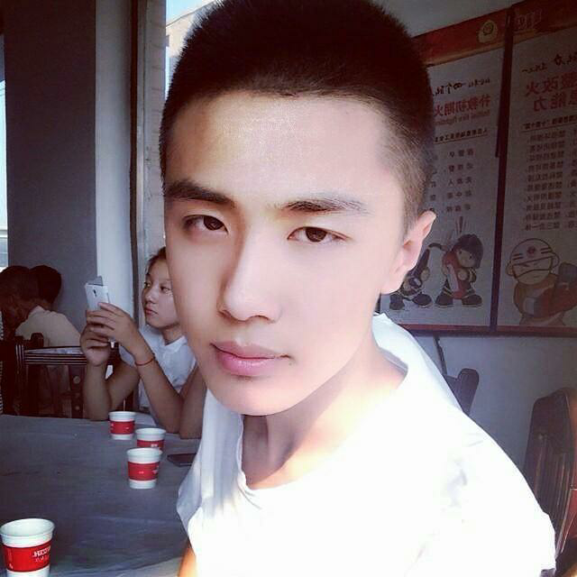 卡尺<em>男</em>怎么留背头或者三七分? - 发型 - 知乎