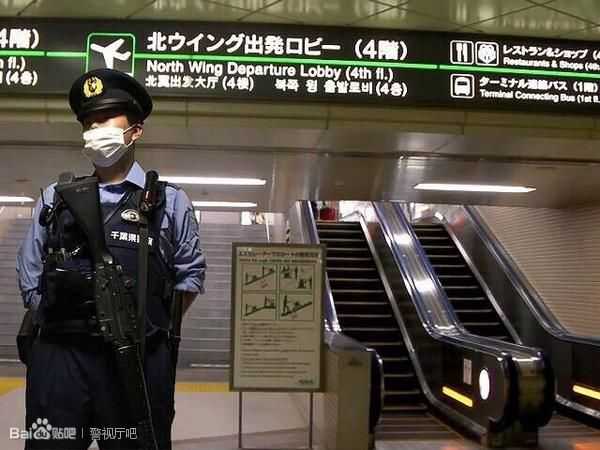 日本成田机场的一名地域课警员(成田机场因为三里冢斗争而高度戒备)