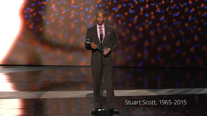 下图为espn知名主持人,stuart scott在2014 espy awards上的演讲画面