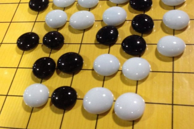 然后是玻璃棋子,其实玻璃棋子也分三六九等.小时候用的最多是这种