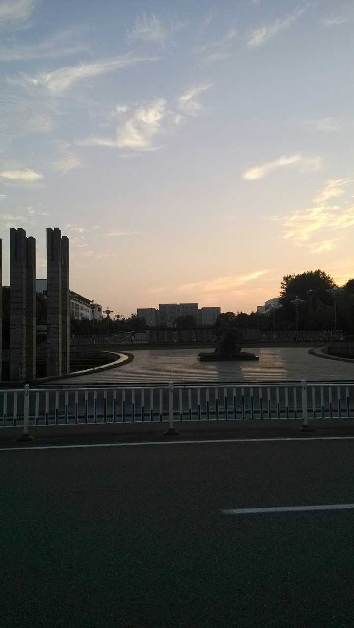 在安徽省内一所普通二本院校读大学,名称铜陵学院,黄山学院之类的,请