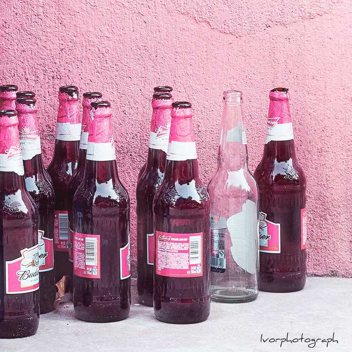 摆在地上的一排排空酒瓶.