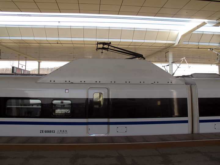 如图,这是crh380al的集电弓,它并不在第一节车厢(车头.