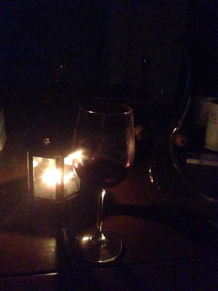 我喜欢在夜晚关上灯点上蜡烛,窝在沙发里边喝红酒边听音乐.
