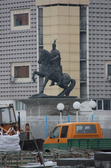 科索沃自治省首府普里什蒂纳居然有个克林顿雕塑,还有各种纪念北约啊