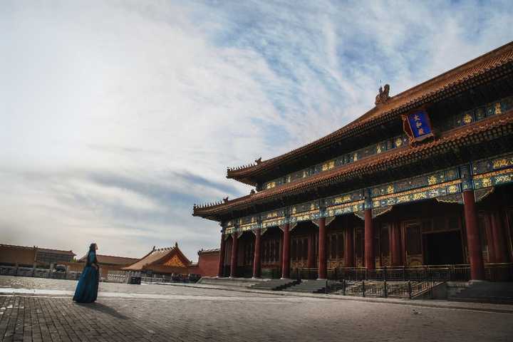 从太和殿下来之后,我们跟部分游客也往右后门走,这是随便回头,太和殿