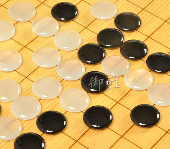 围棋的棋子除了最常见的玻璃材质之外,有没有用其他材质制成的棋子?