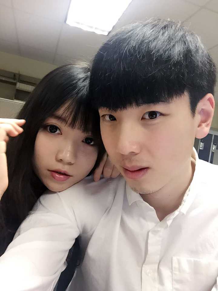 如何自拍出亲密又自然的情侣照?