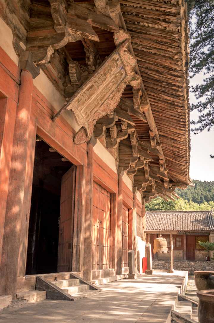 应县佛宫寺释迦木塔 在中国的佛教建筑中,佛塔是值得作为一个特殊的