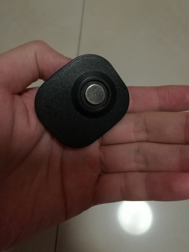 在zara买来的衬衫一个月后发现上面的防盗扣(磁铁的那个)没有被取下