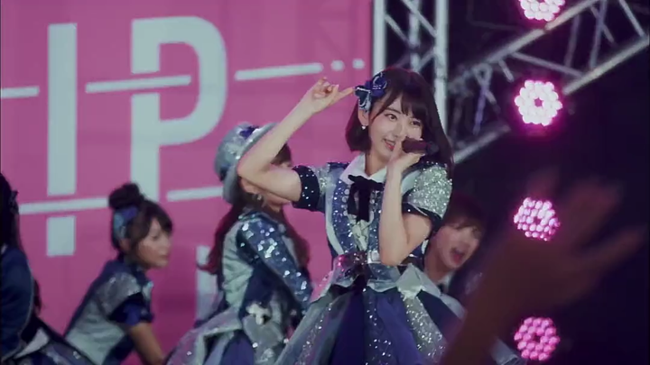 如何评价 akb48 的 45 单《love trip》mv?
