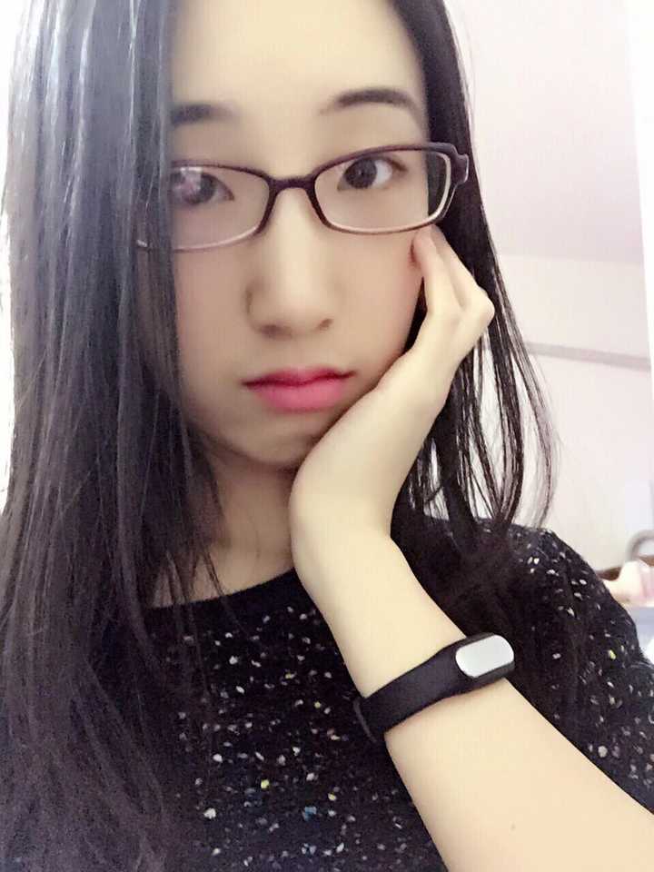 戴眼镜的女孩怎样自拍好看?