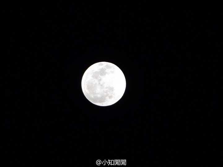 因为月海月盆从远处看确实像一只卧着的兔子,俗称兔子脸,见图.