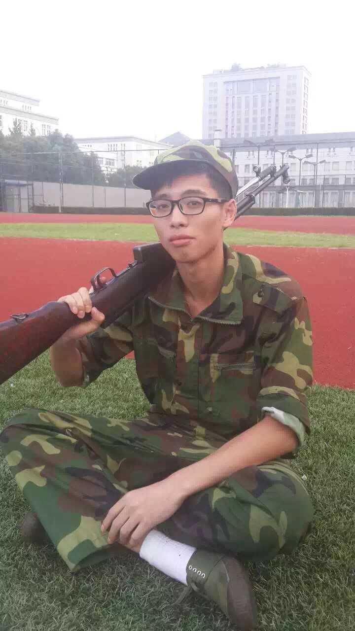补一张军训的照片,我们学校是大一升大二的暑假军训的
