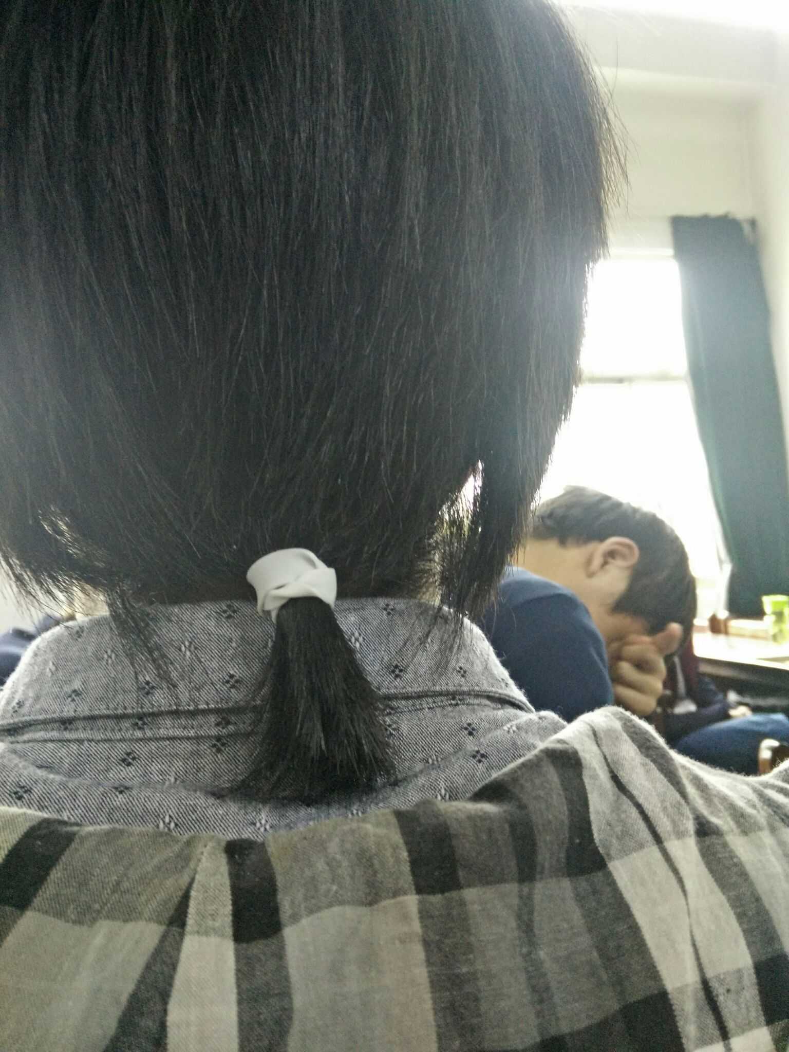 然后到2016年3月份左右,发现头发长到可以扎一个小尾巴～ 就继续留着