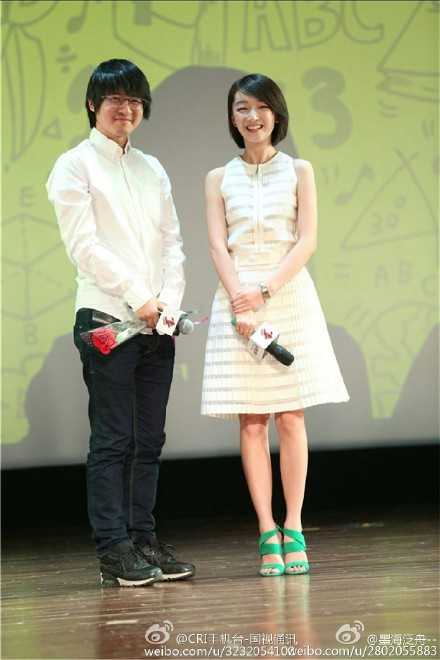韩寒如果真的是声称的173,穿鞋175,不会矮钟汉良真么多 韩寒真实身高