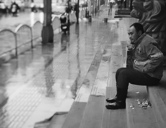 情人节一个人等人 不懂去哪里 路边躲雨 旁边的清洁工一个人坐着想