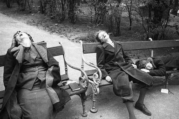 惨死在柏林街头的德国妇女,不过说起来,她们还算死的比较体面了.