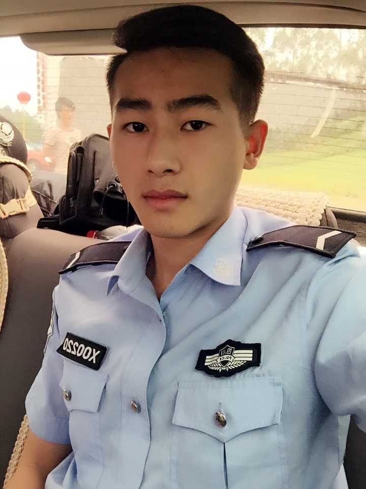 穿制服执行任务中被称赞很帅是什么体验?警察会认为自己穿制服很帅吗?