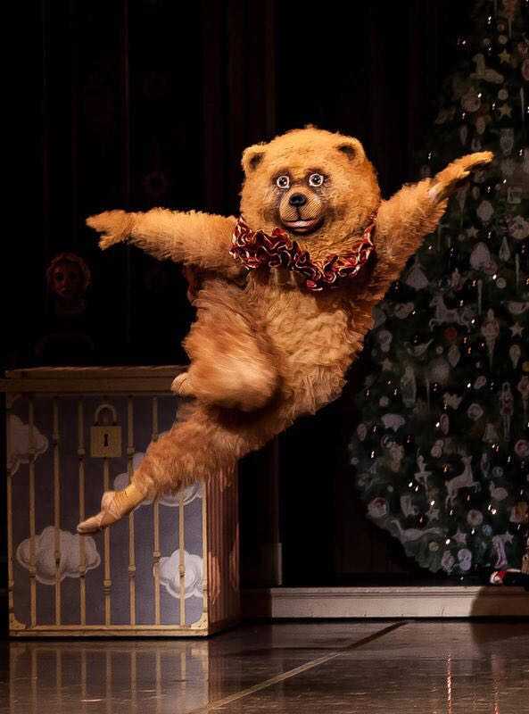 波士顿芭蕾舞团2012新版《胡桃夹子》中的跳舞熊.