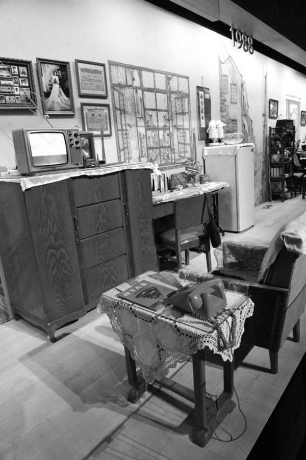 ▽这是70年代末 画外:70年代末,居住在平房或单位福利房,受居住条件