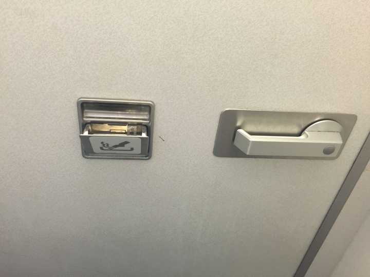 空客a380是最新型的飞机,为啥卫生间的门上还要设烟灰缸?