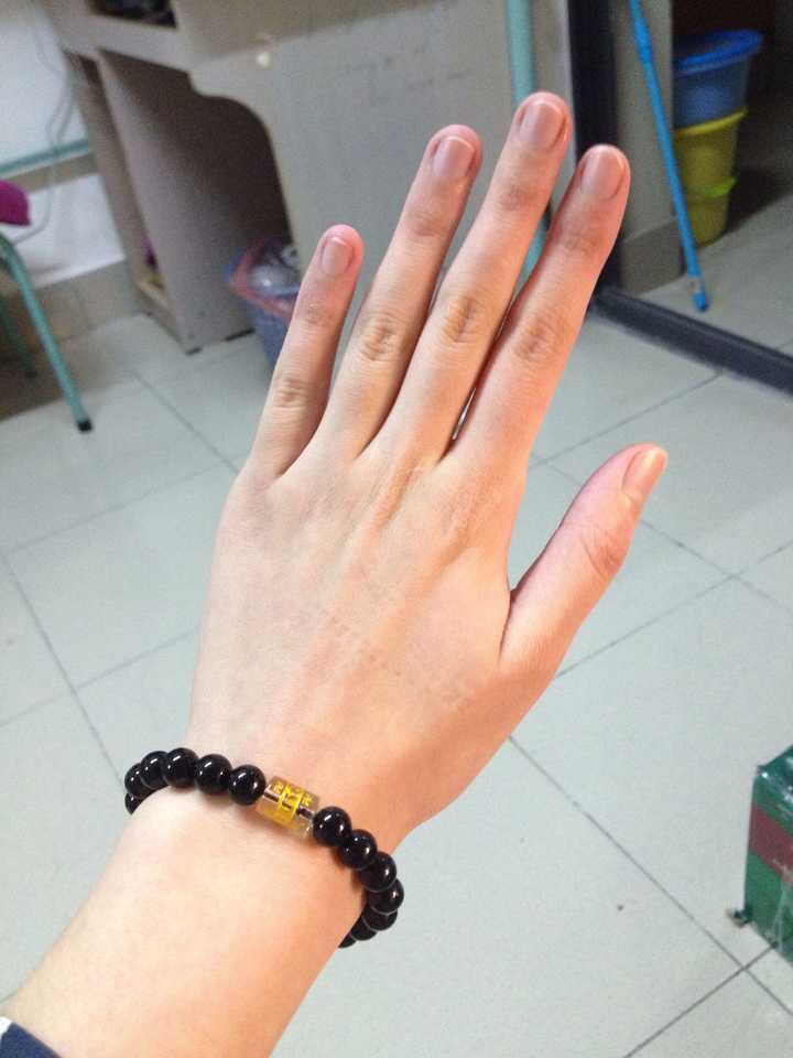 捂脸~现拍的 手还有压痕 哈哈哈哈哈 一直认为自己的手有点像男的