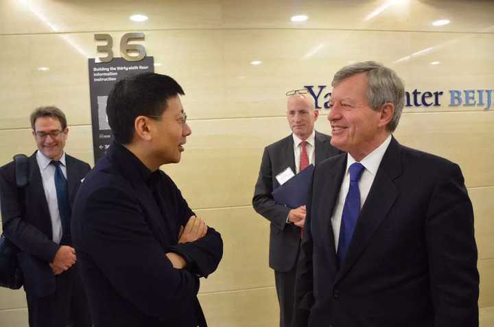 (沈南鹏和美国驻华大使包克斯)-图片来自耶鲁中心总经理carol.
