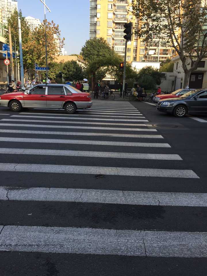 十字路口如何有效抑制行人闯红灯?