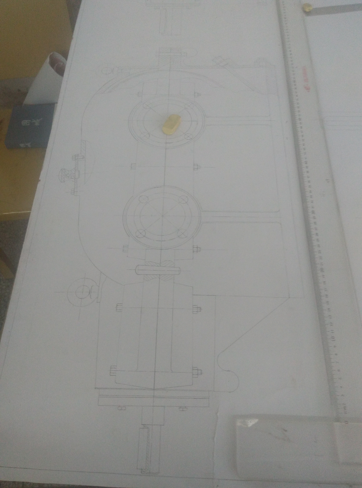 草图画完就可以在a0的纸上画装配图了,画出来大概是这样.