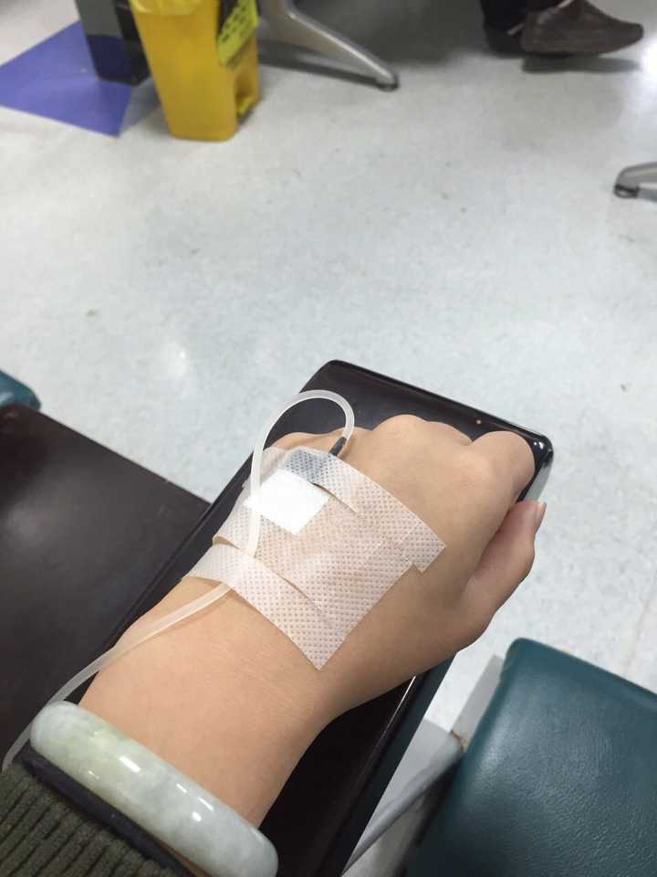 此刻在医院打消炎针,麻药药效还没褪,药效退后再来更新,么么哒