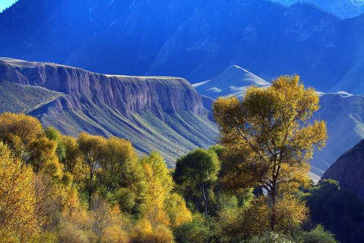 祁连山图片如下:        1, 由以上图片可得, 不周山≈祁连山≈昆仑