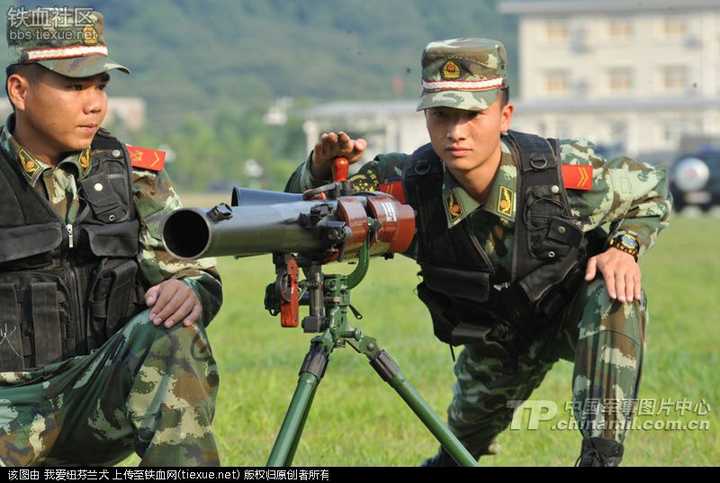 武警内卫部队装备的火炮类武器主要是一些轻型火炮,包括40mm火箭筒(从