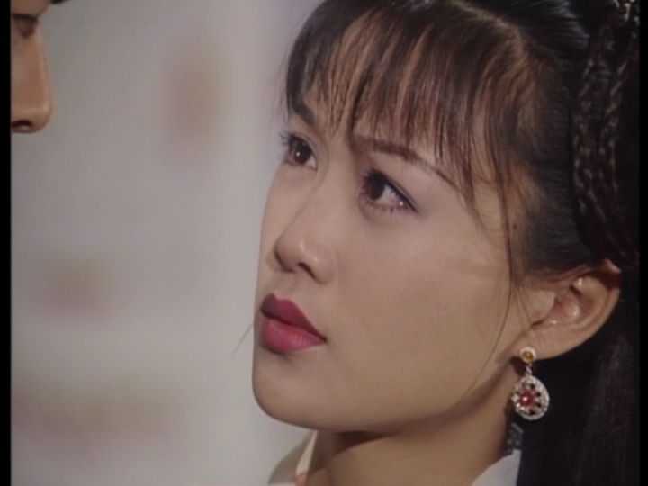 梁小冰啊~ 可以看一下她90年选港姐时的影像,我就是看那个路转粉的!