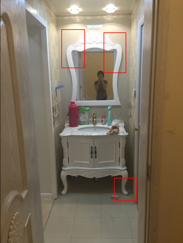 对应干湿分离导致镜子对着门,可以把镜子设计到洗手台两边墙上,不要
