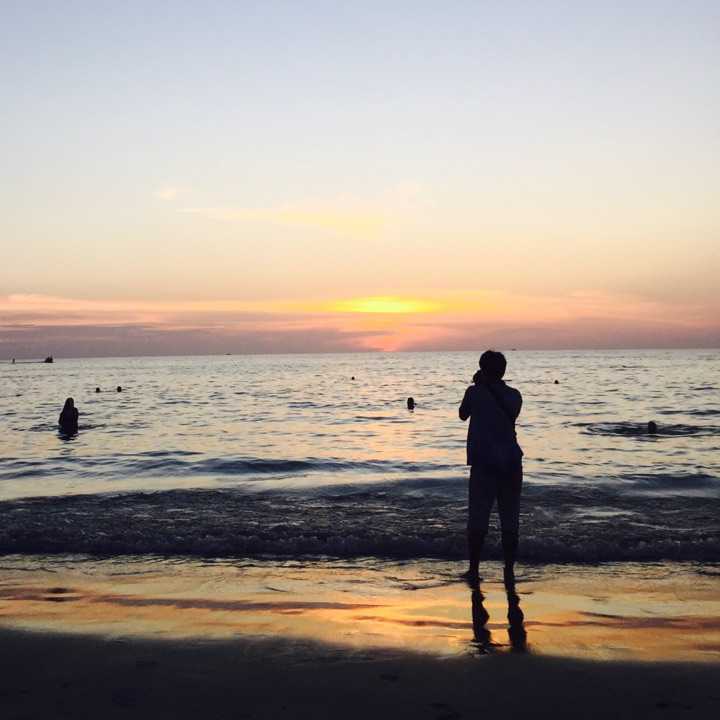 一个人坐在海边 和这些同样孤独的人 去看这最普通又最美的海边日落