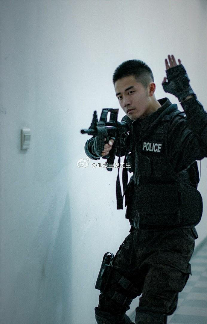 穿制服执行任务中被称赞很帅是什么体验警察会认为自己穿制服很帅吗